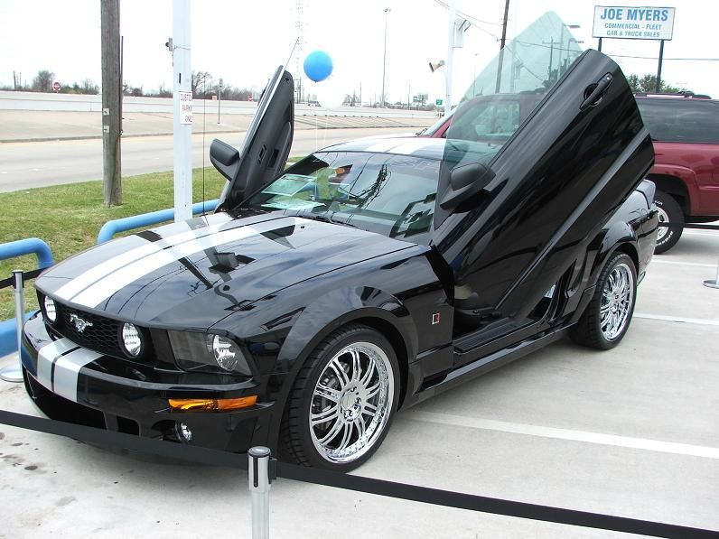 Mustang Vertical Lambo Scissor Doors Kit 20052010 VDCFM0510